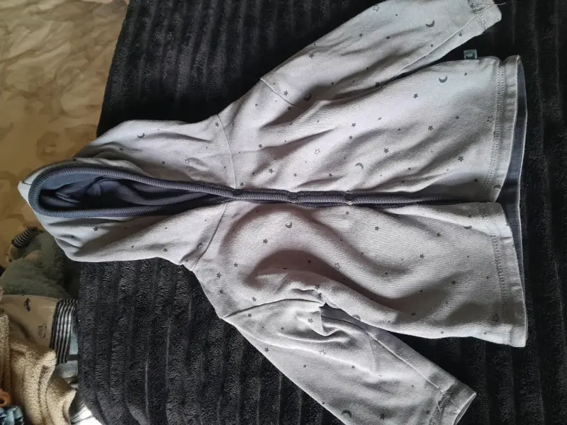 Chaqueta de bebé con capucha gris con estampado de estrellas