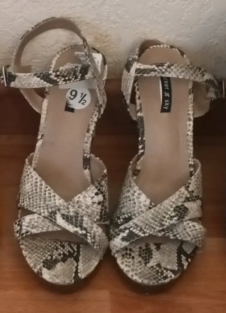 Sandalias de tacón alto con estampado de serpiente