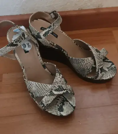 Sandalias de tacón alto con estampado de serpiente - miniatura 2