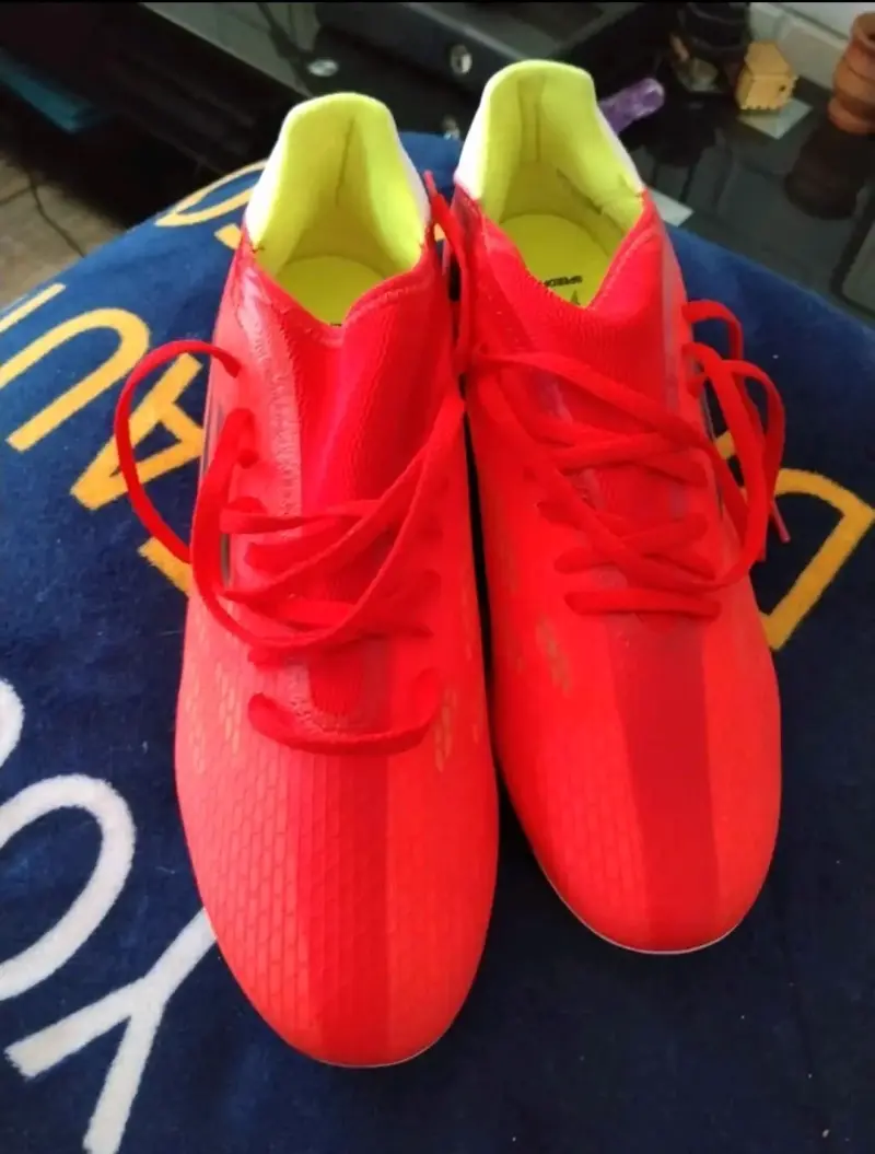 Zapatillas de fútbol rojas con toperoles - 1