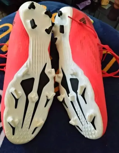 Zapatillas de fútbol rojas con toperoles - miniatura 2