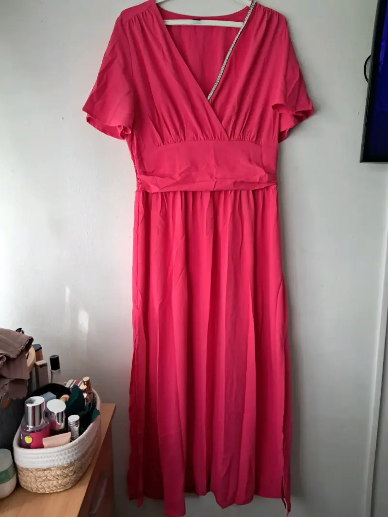 Vestido largo fucsia con escote en V