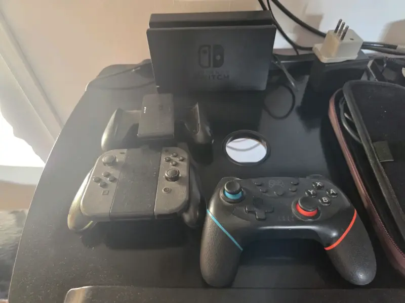 Consola Nintendo Switch con Joy-Con y estuche - 1