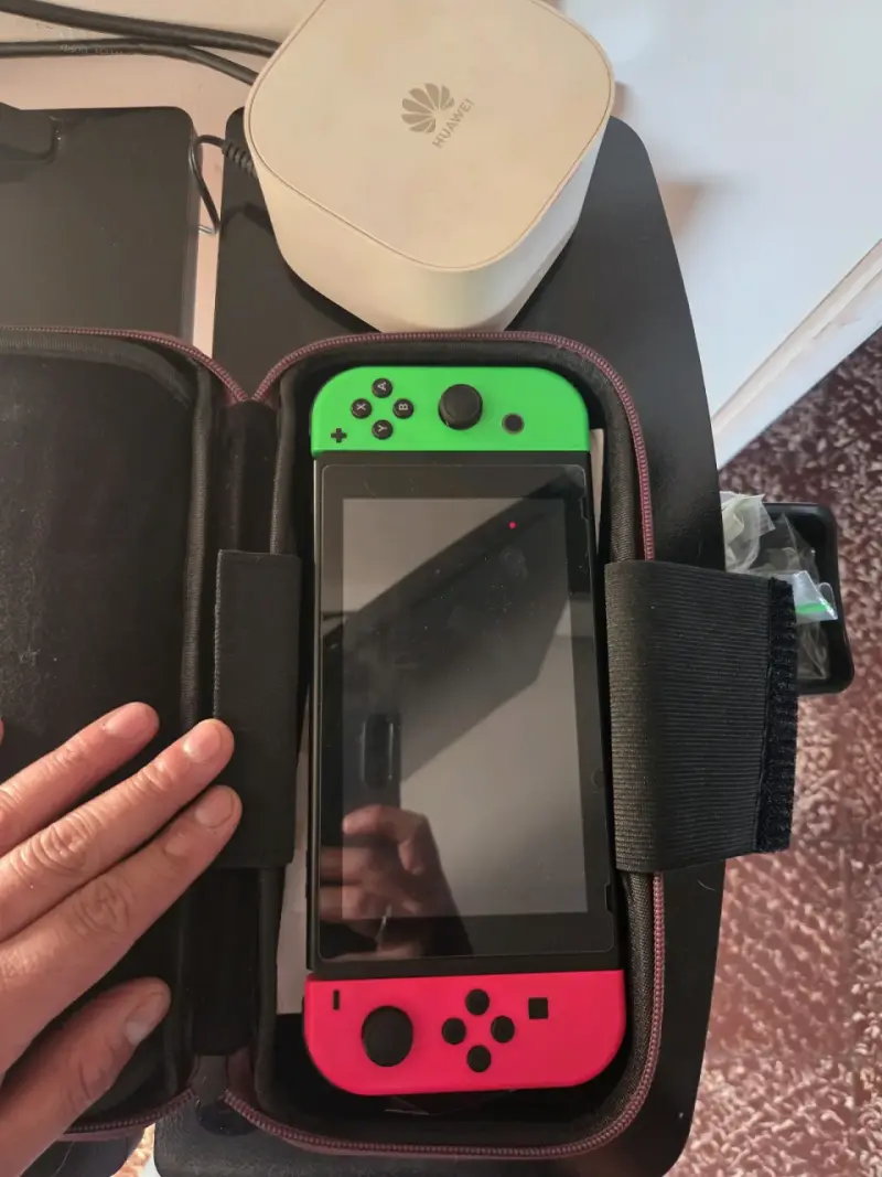 Consola Nintendo Switch con Joy-Con y estuche - 2