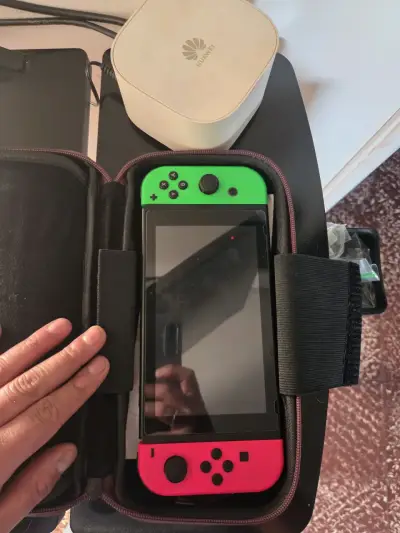 Consola Nintendo Switch con Joy-Con y estuche - miniatura 2
