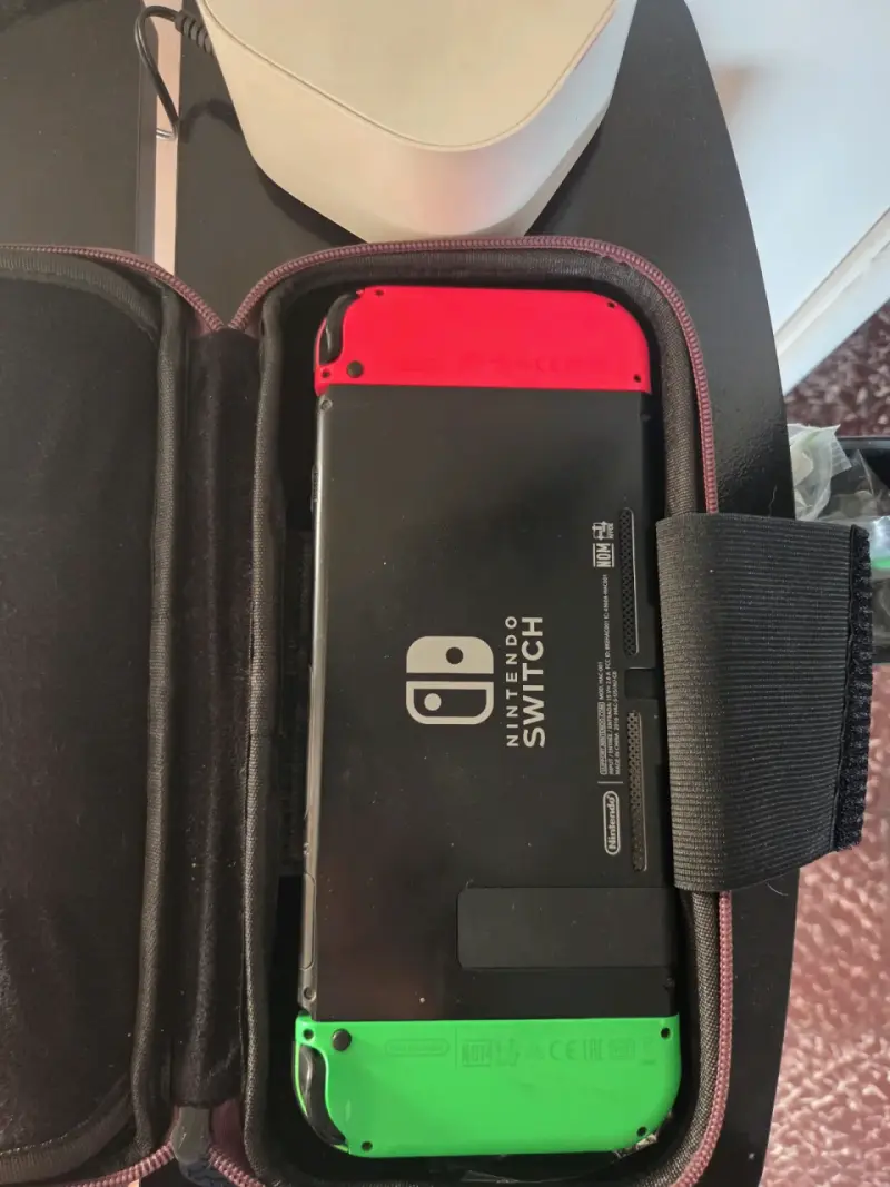 Consola Nintendo Switch con Joy-Con y estuche - 3