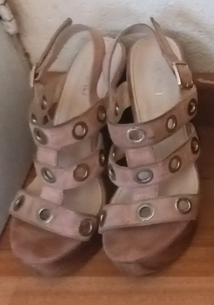 Sandalias de tacón alto con hebillas doradas - 2