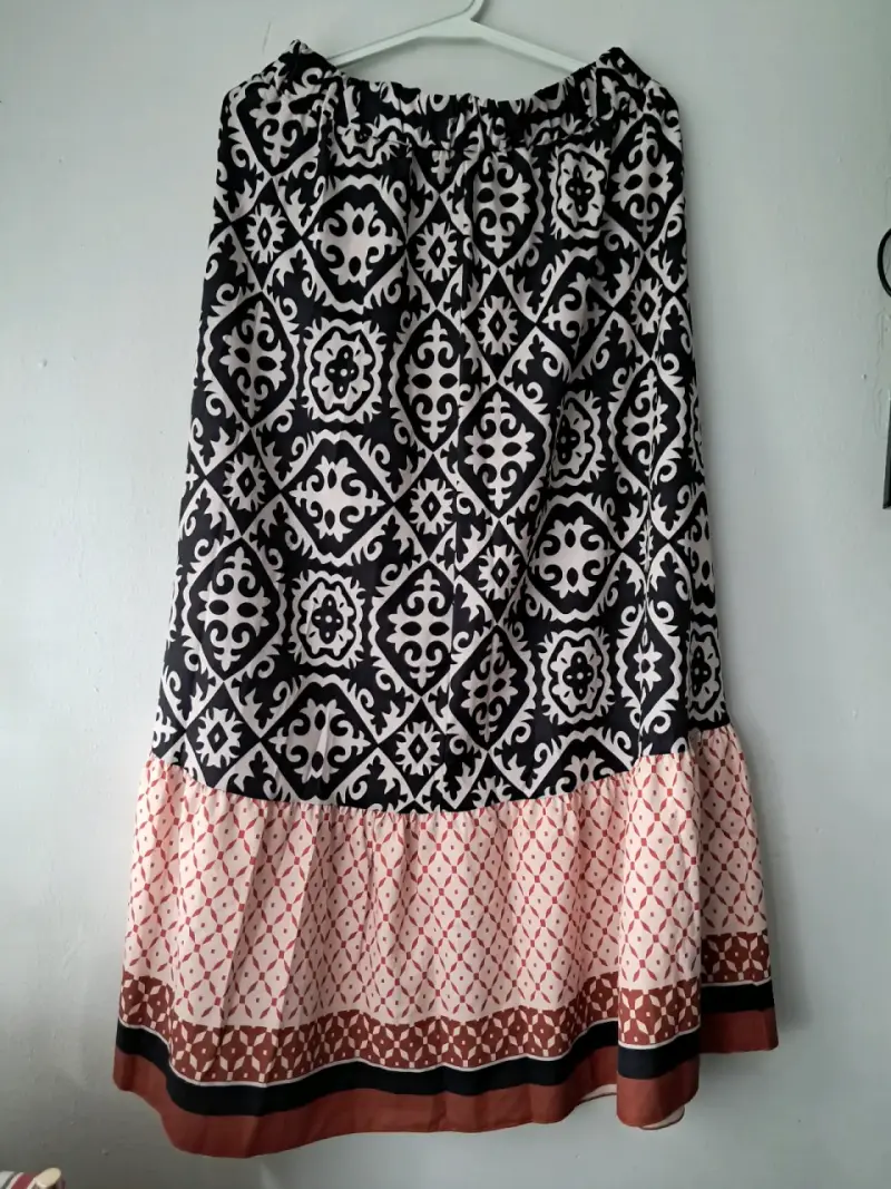 Falda larga estampada en blanco y negro