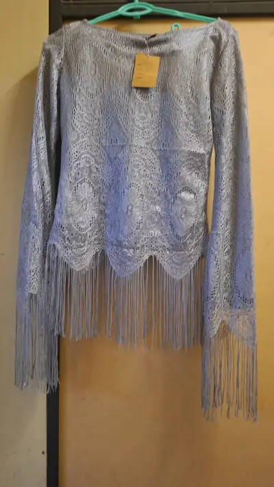 Blusa de encaje gris con flecos talla L - miniatura 2