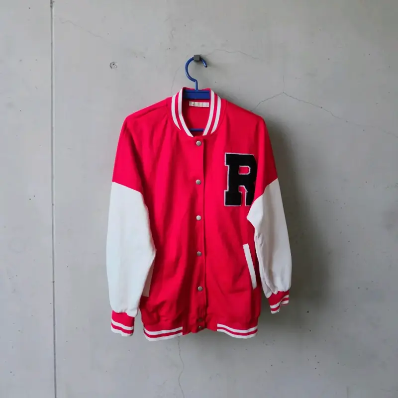 Chaqueta varsity roja con mangas blancas