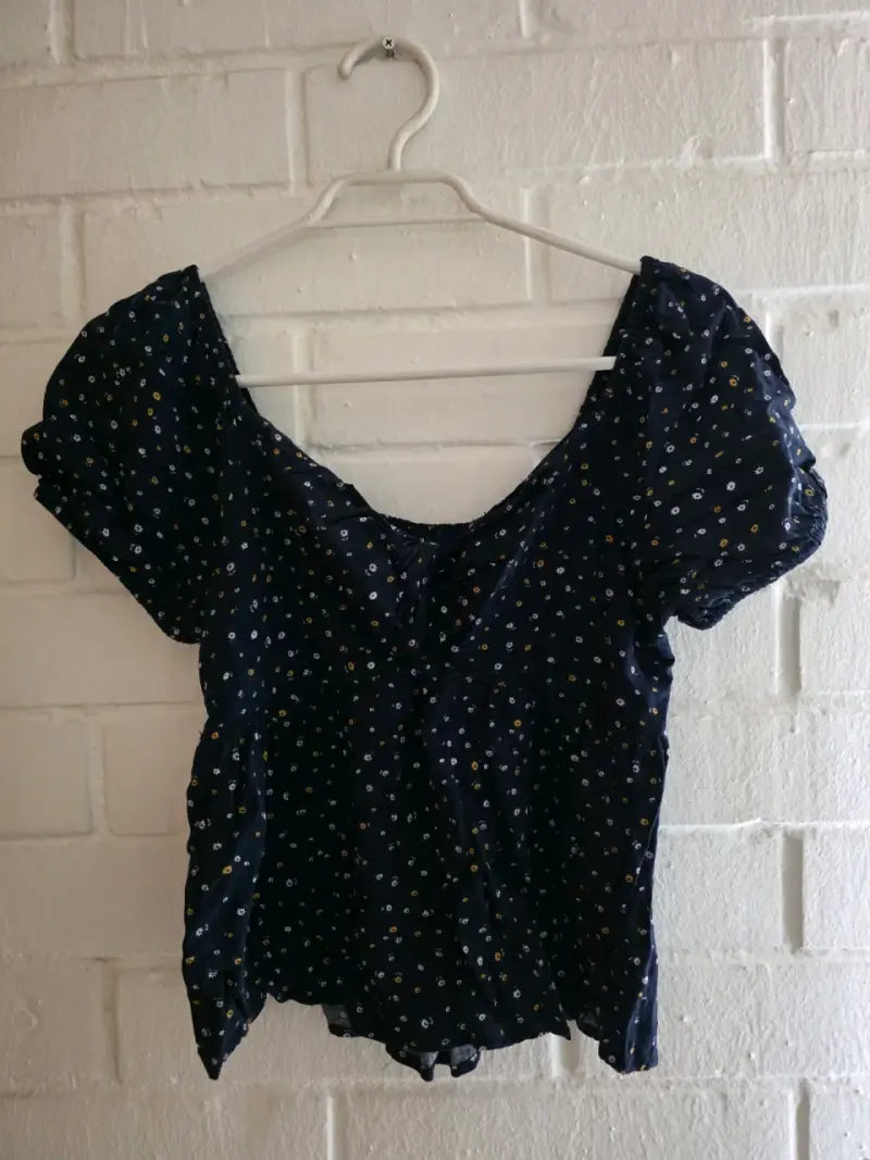 Blusa de mujer con estampado floral - 1