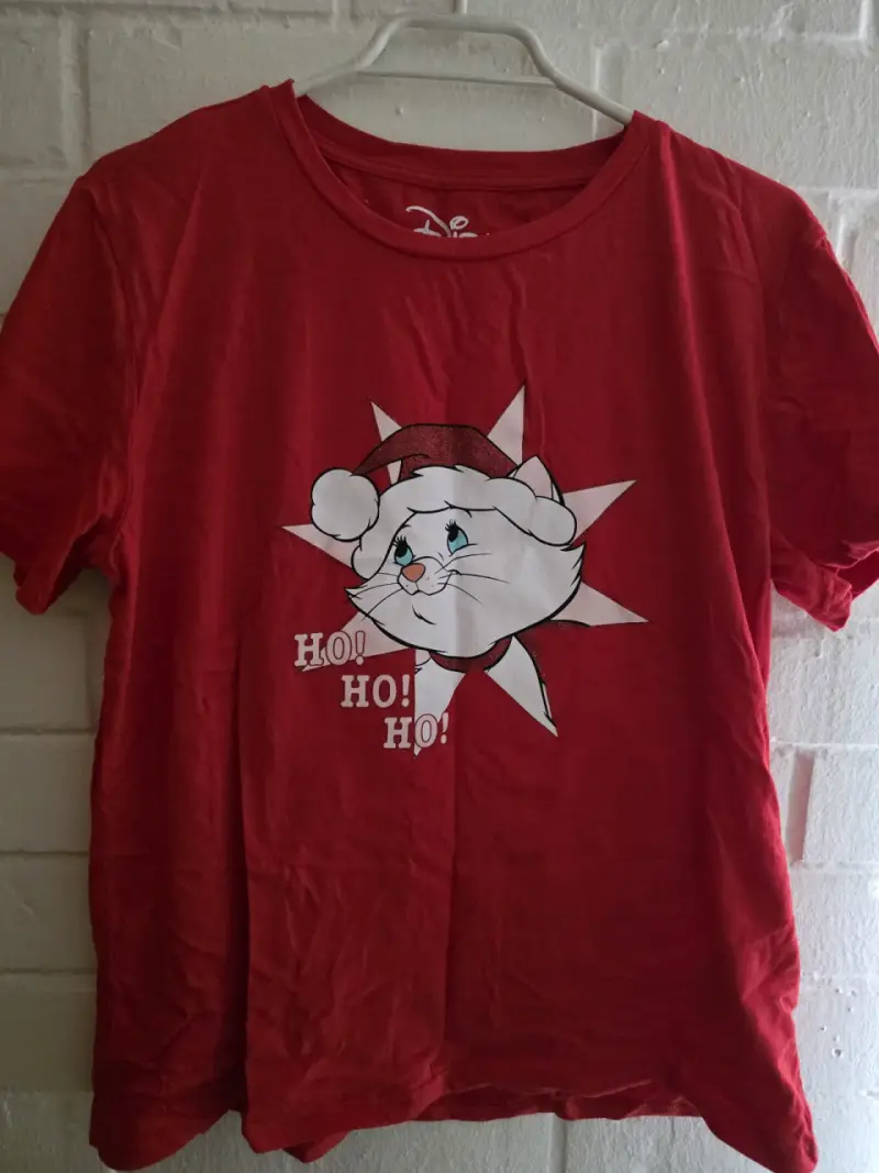 Polera roja Disney con diseño navideño