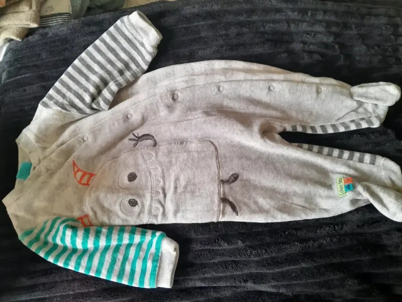Enterito de bebé gris con diseño divertido - 1