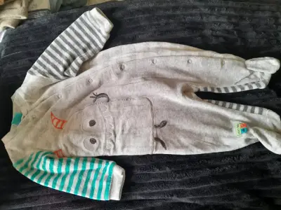 Enterito de bebé gris con diseño divertido - miniatura 1