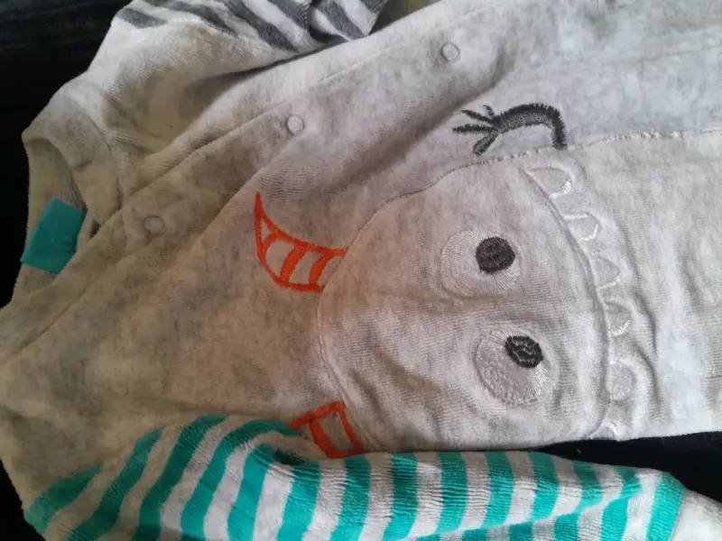 Enterito de bebé gris con diseño divertido - 2
