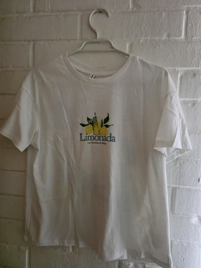 Polera blanca con diseño de limonada fresca