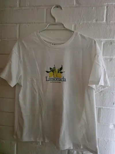 Polera blanca con diseño de limonada fresca - miniatura 1