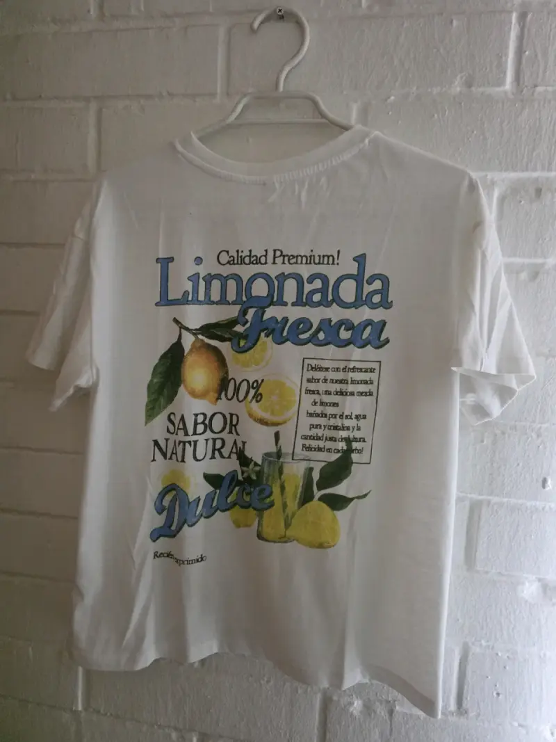 Polera blanca con diseño de limonada fresca - 2