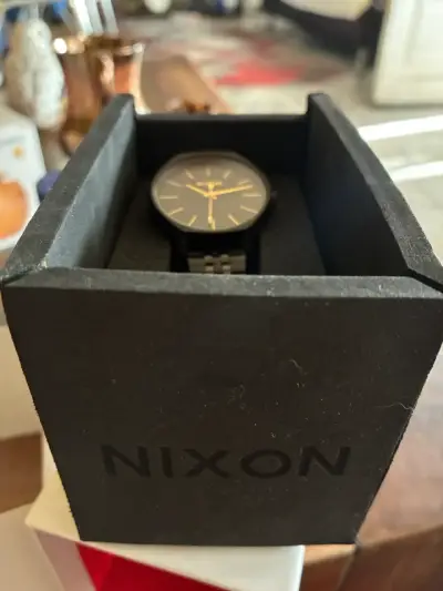 Reloj Nixon minimalista negro con caja original - miniatura 2