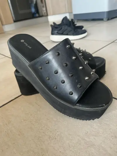 Sandalias negras con tachas goth - miniatura 1