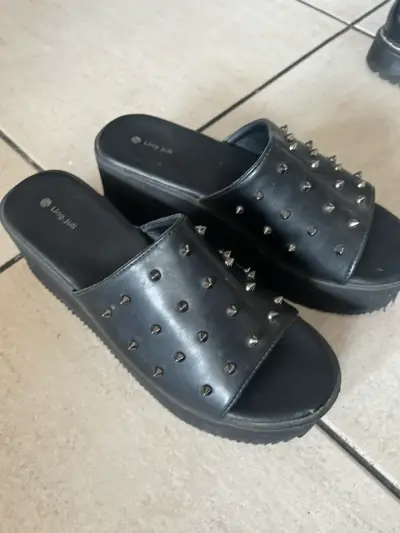 Sandalias negras con tachas goth - miniatura 2