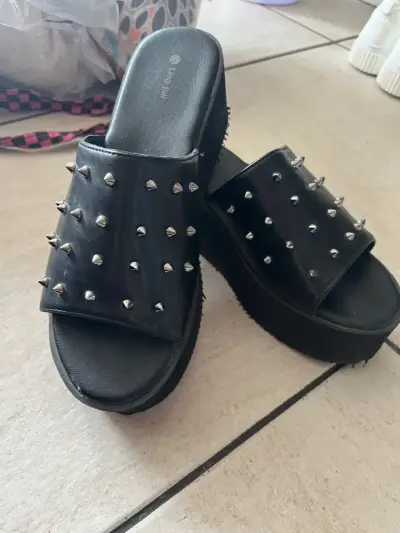 Sandalias negras con tachas goth - miniatura 3