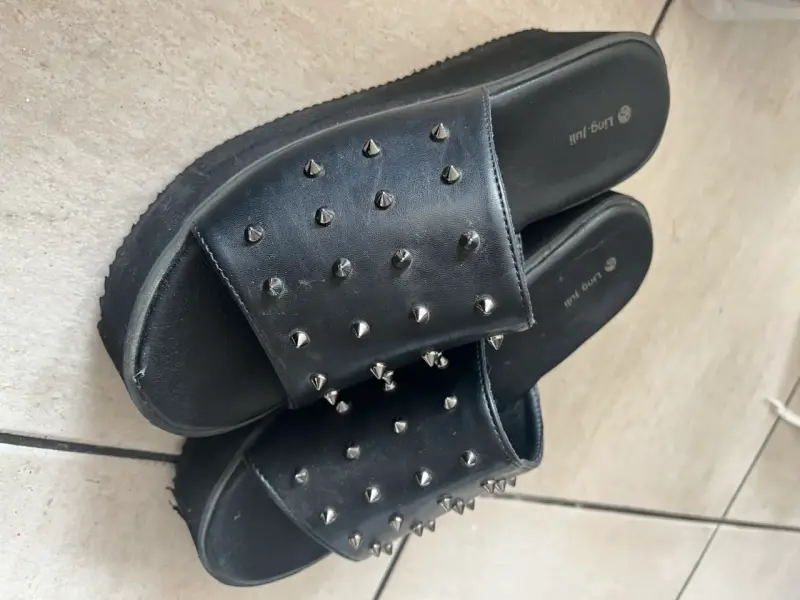 Sandalias negras con tachas goth - 4