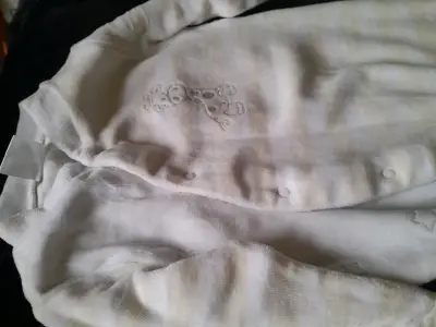 Enterito de bebé blanco con diseño bordado - miniatura 1