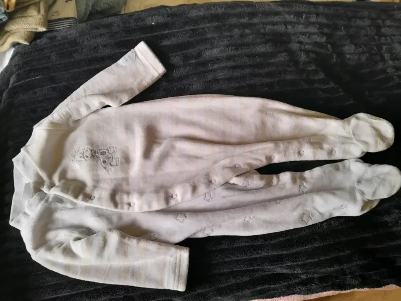 Enterito de bebé blanco con diseño bordado - 2