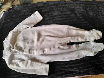 Enterito de bebé blanco con diseño bordado - miniatura 2