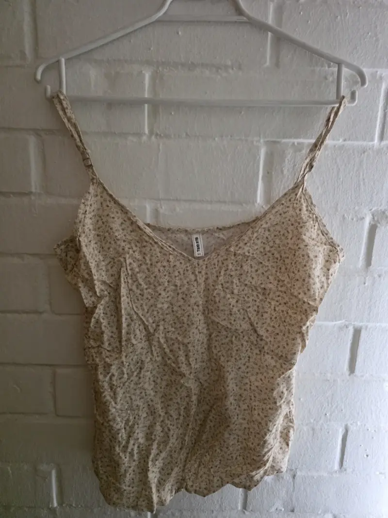 Blusa de tirantes con estampado floral beige