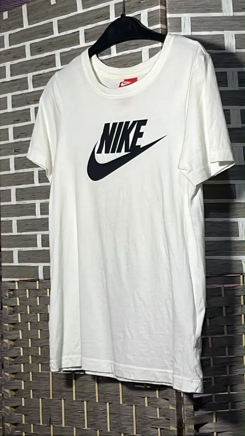 Polera Nike blanca con logo negro talla s