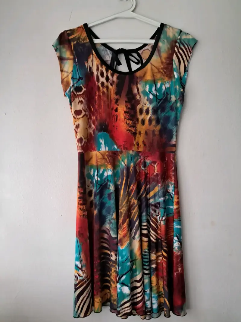 Vestido estampado multicolor con diseño único