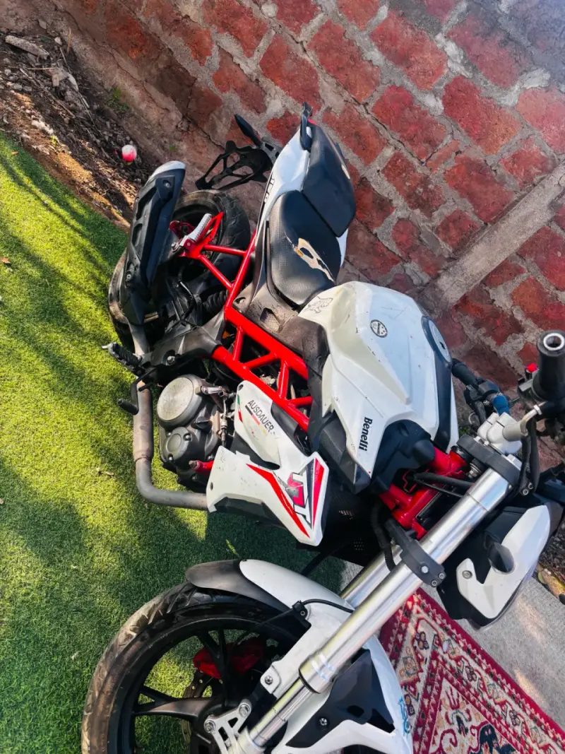 Moto Benelli TNT 150 blanca en buen estado - 1