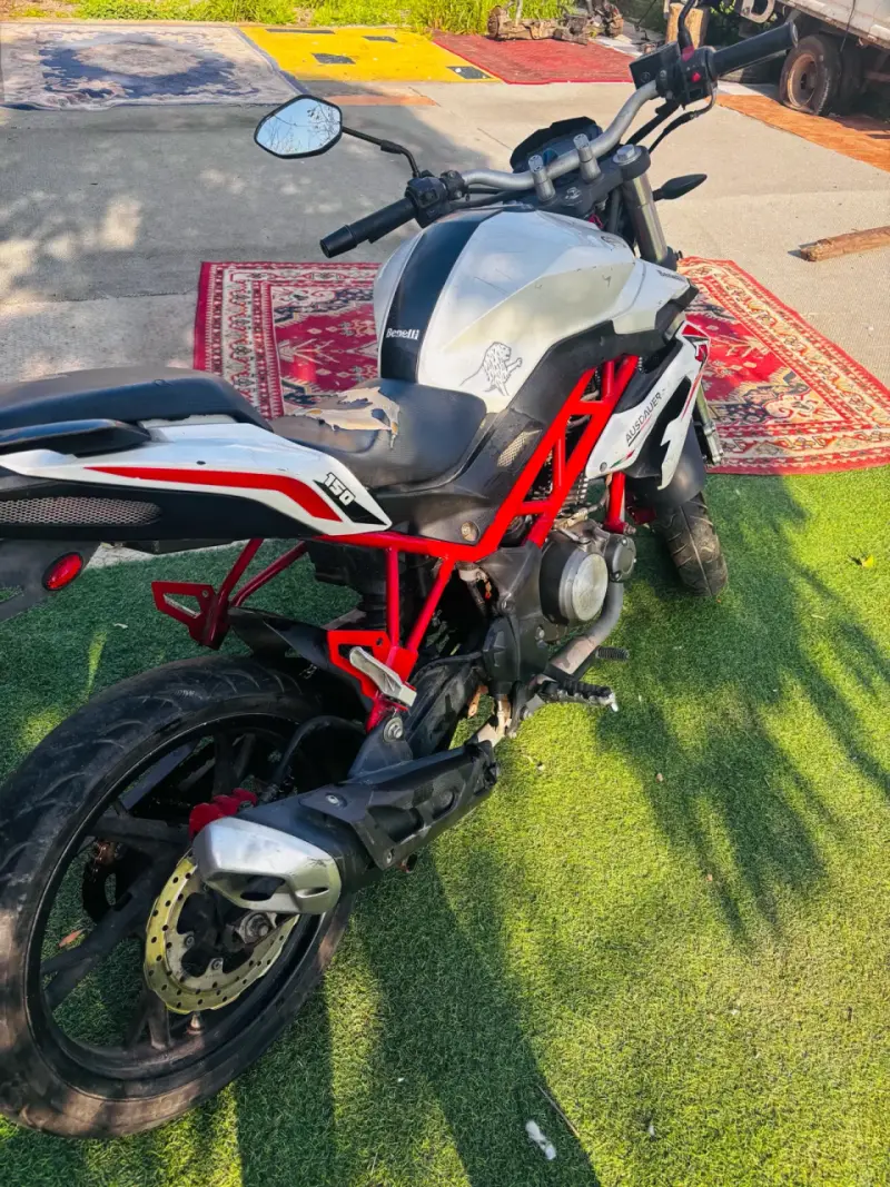 Moto Benelli TNT 150 blanca en buen estado - 2