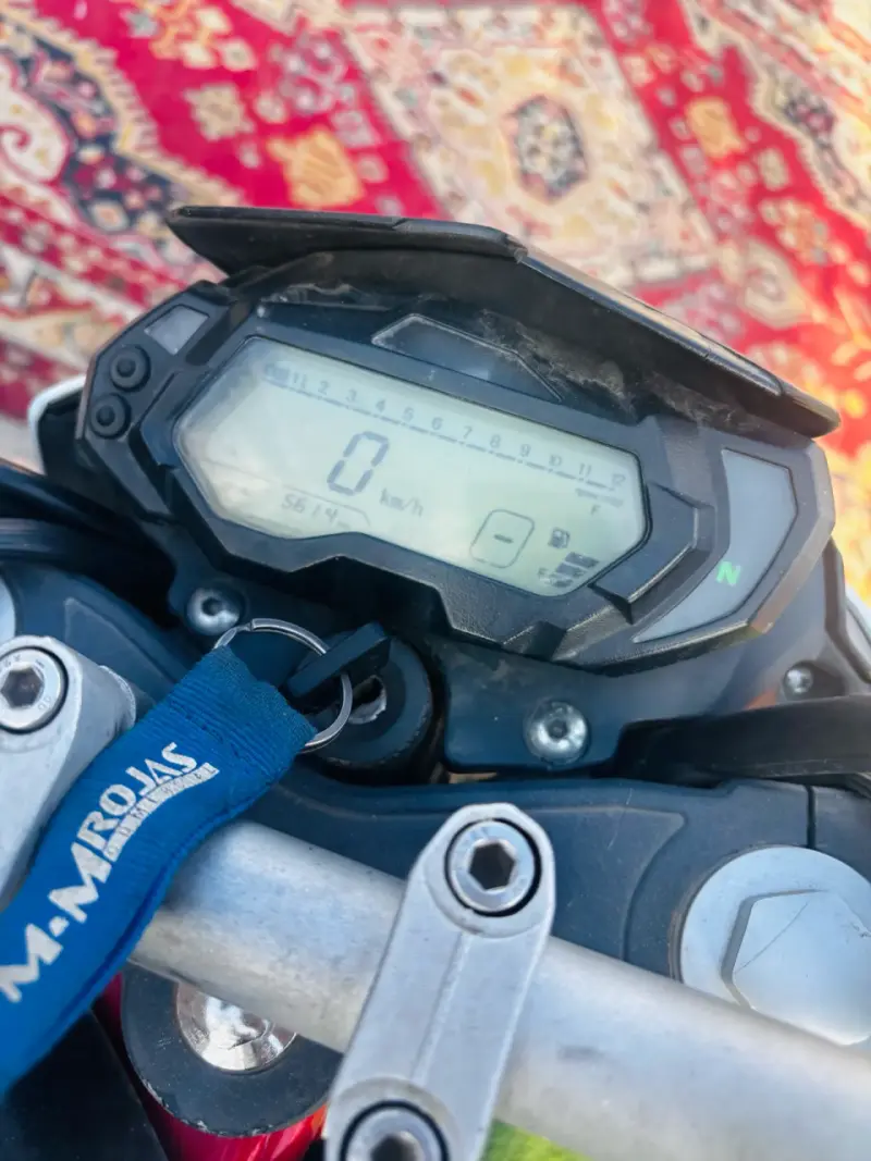 Moto Benelli TNT 150 blanca en buen estado - 3