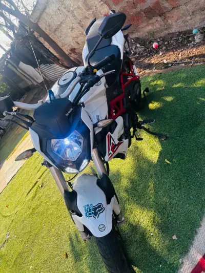 Moto Benelli TNT 150 blanca en buen estado - miniatura 4