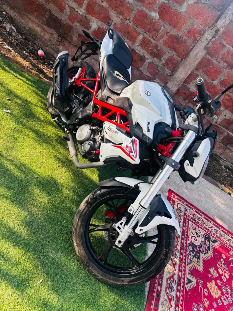 Moto Benelli TNT 150 blanca en buen estado - 5