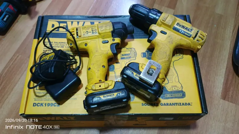 Kit de Taladro Inalámbrico DeWalt 12V con Cargador - 1