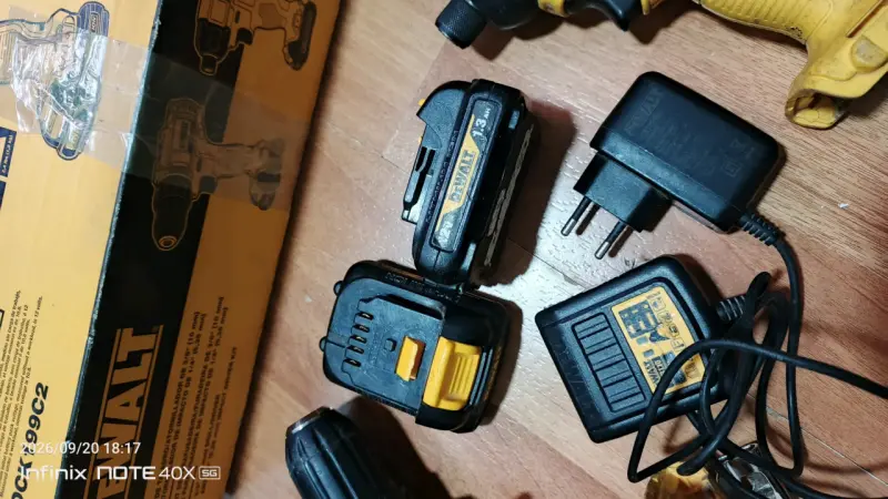 Kit de Taladro Inalámbrico DeWalt 12V con Cargador - 4