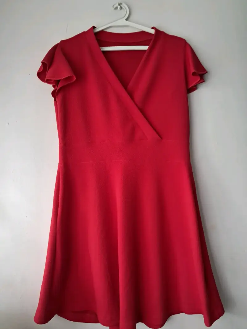 Vestido rojo con mangas cortas y diseño cruzado - 1