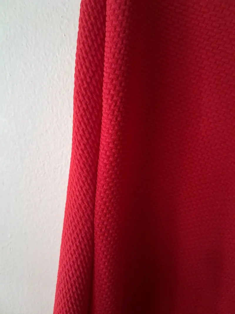 Vestido rojo con mangas cortas y diseño cruzado - 2