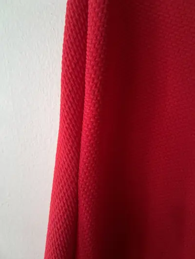Vestido rojo con mangas cortas y diseño cruzado - miniatura 2