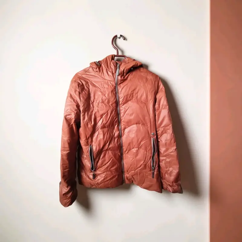 Chaqueta acolchada marrón con capucha