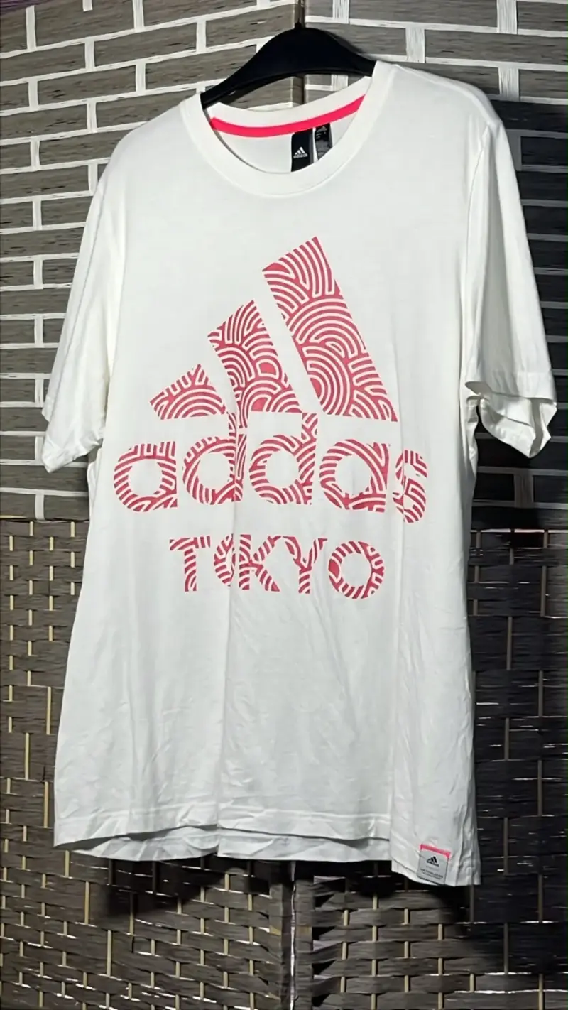 Polera Adidas Tokyo blanca con diseño rojo