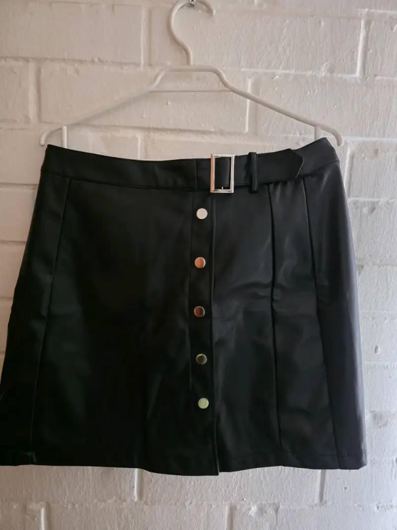 Falda short negra eco cuero