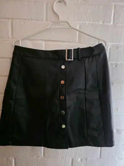 Falda short negra eco cuero - miniatura 1