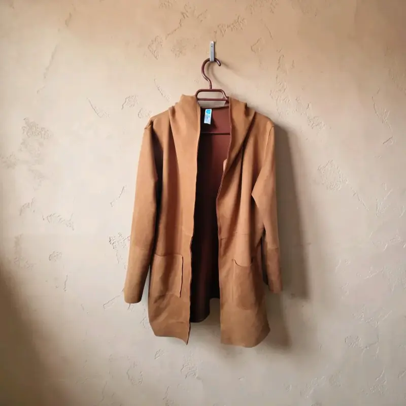 Abrigo de mujer color camel con capucha
