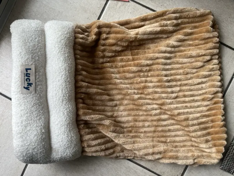 Cama/saco para mascotas Lucky beige y blanca - 2