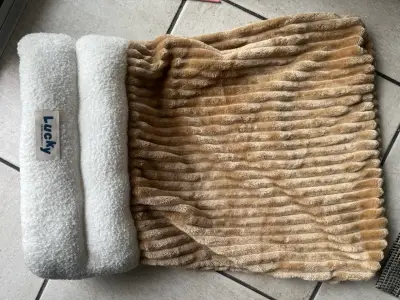 Cama/saco para mascotas Lucky beige y blanca - miniatura 2
